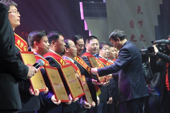 1-��ί��ǡ����˴�ί����������ƽΪ���ŵ�ί��ǡ����³������ֳ��佱.jpg