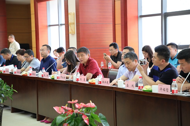 图为伍佰会董事长年永何在座谈会上致辞.jpg