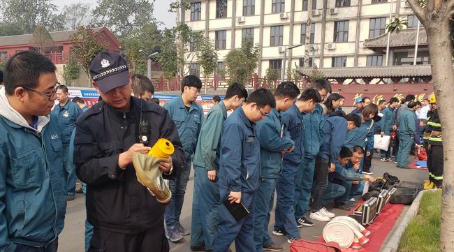 调整大幼 应急队员详细解说消防设施使用步骤.jpg