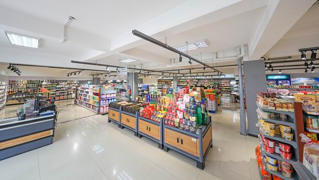 10-集团总部物品丰硕的超市.jpg